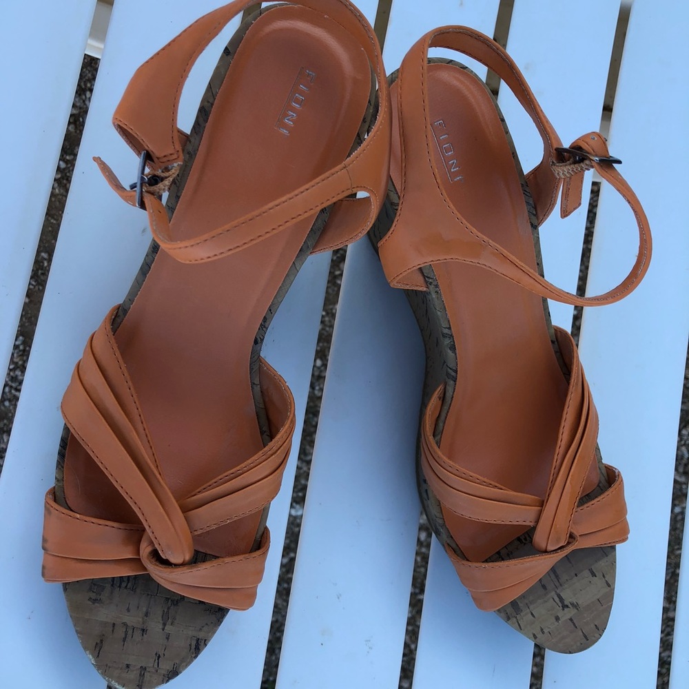 👏🏻Orange/muted color.Like leather wedge heel👏🏻